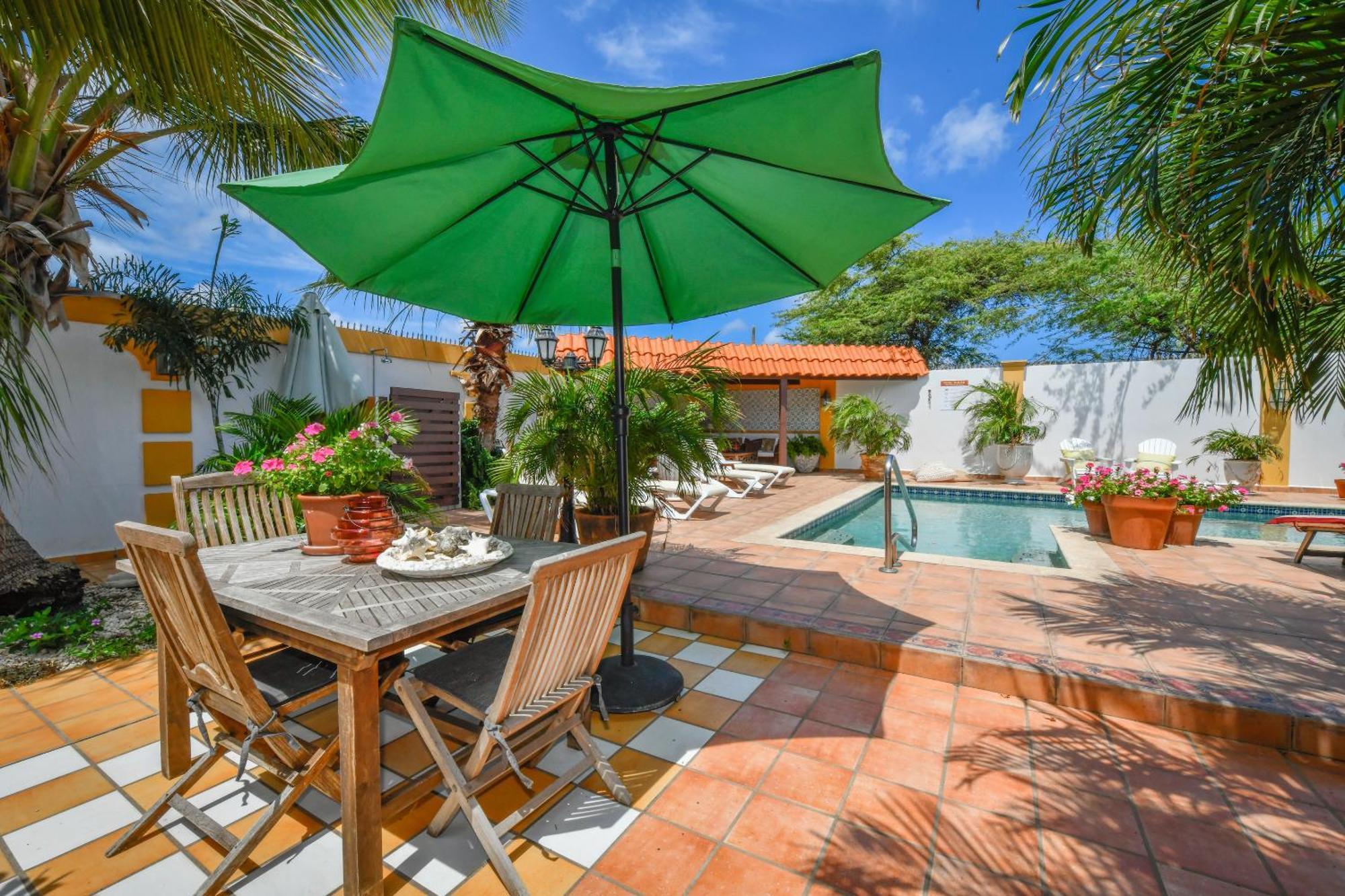 Brisas Studio Apartments (Adults Only) Παλμ Μπιτς Εξωτερικό φωτογραφία