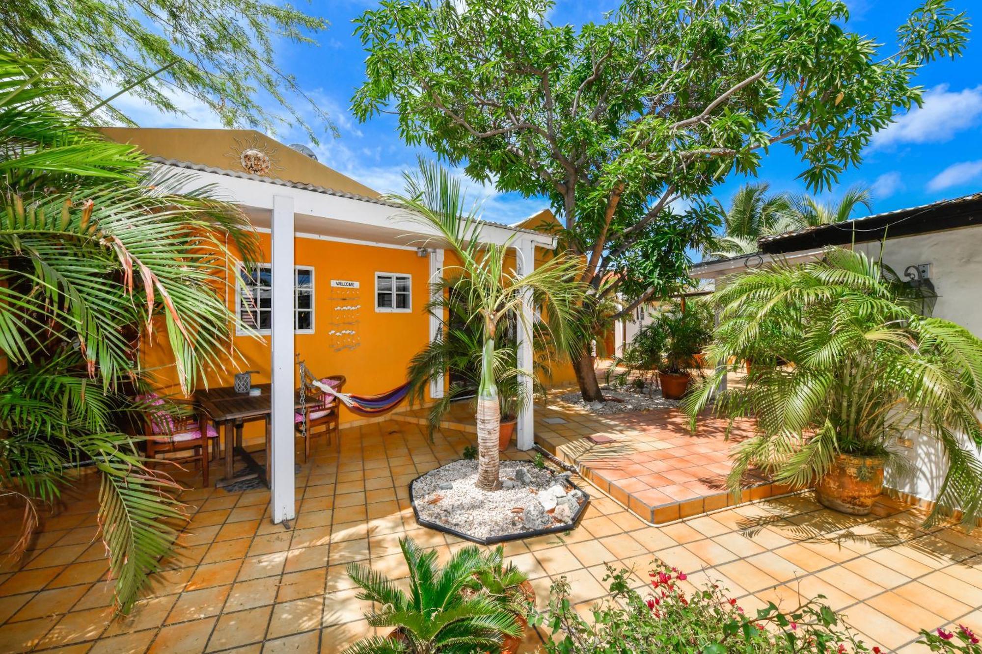 Brisas Studio Apartments (Adults Only) Παλμ Μπιτς Εξωτερικό φωτογραφία