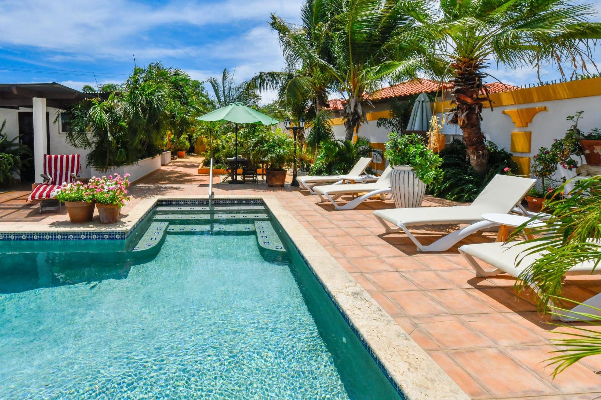 Brisas Studio Apartments (Adults Only) Παλμ Μπιτς Εξωτερικό φωτογραφία