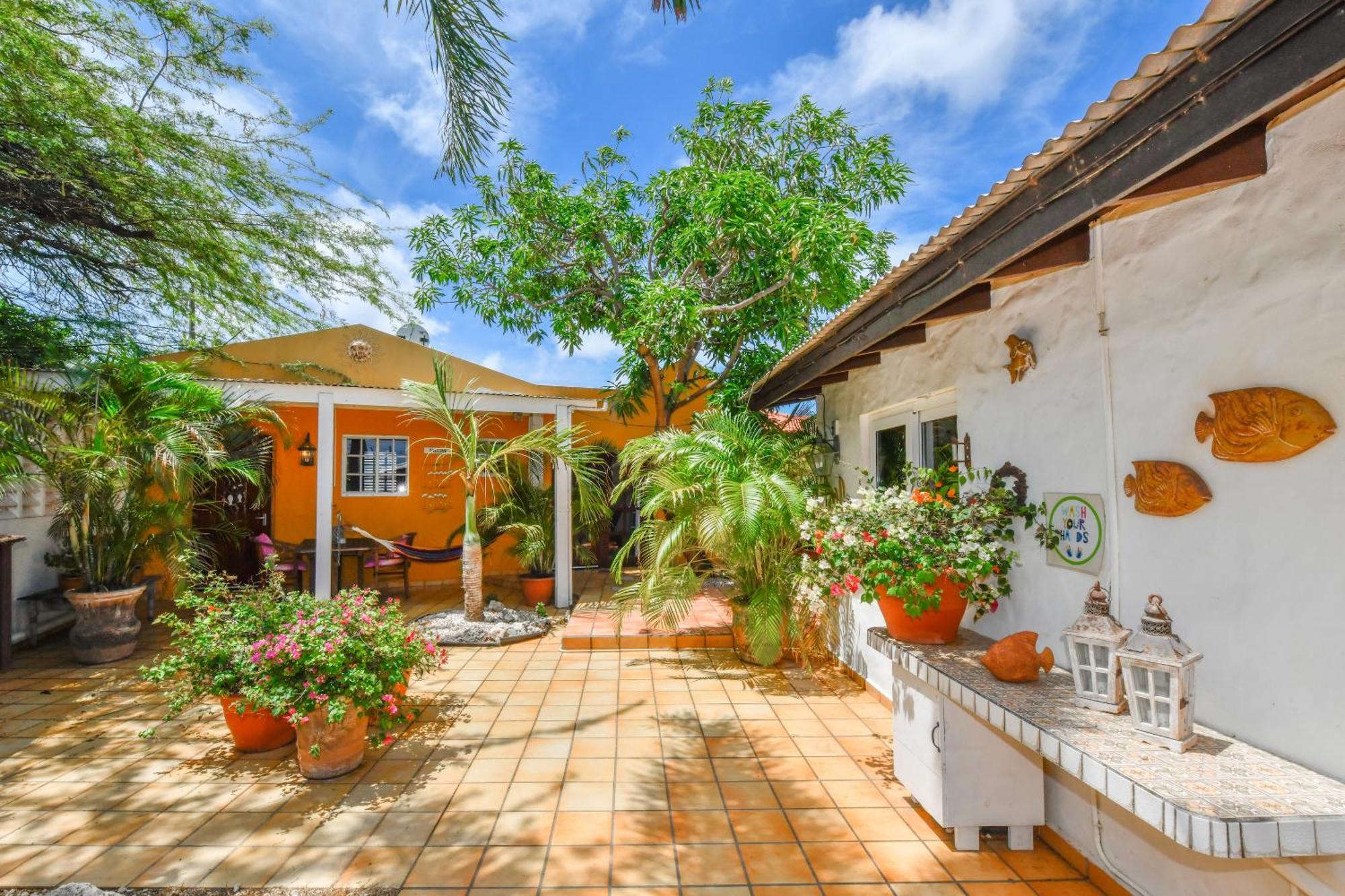 Brisas Studio Apartments (Adults Only) Παλμ Μπιτς Εξωτερικό φωτογραφία
