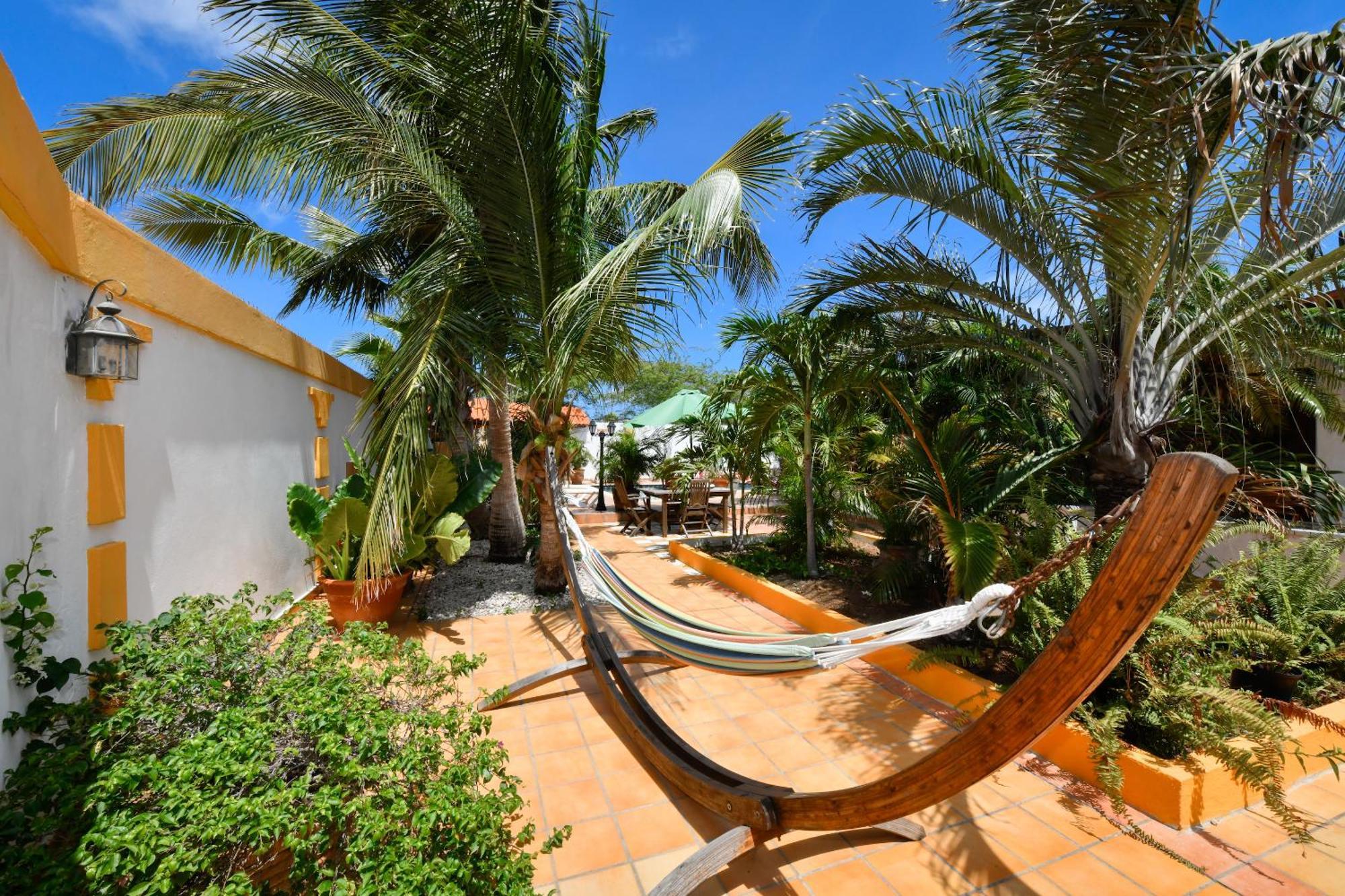 Brisas Studio Apartments (Adults Only) Παλμ Μπιτς Εξωτερικό φωτογραφία