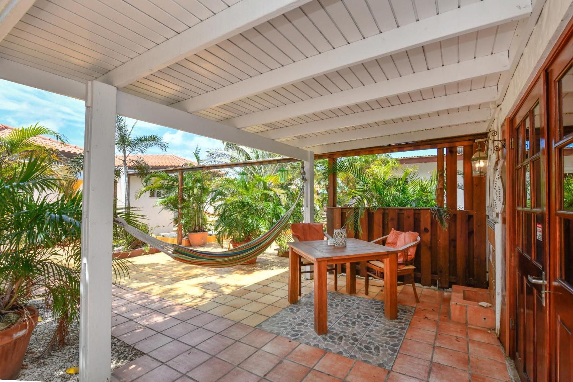Brisas Studio Apartments (Adults Only) Παλμ Μπιτς Εξωτερικό φωτογραφία