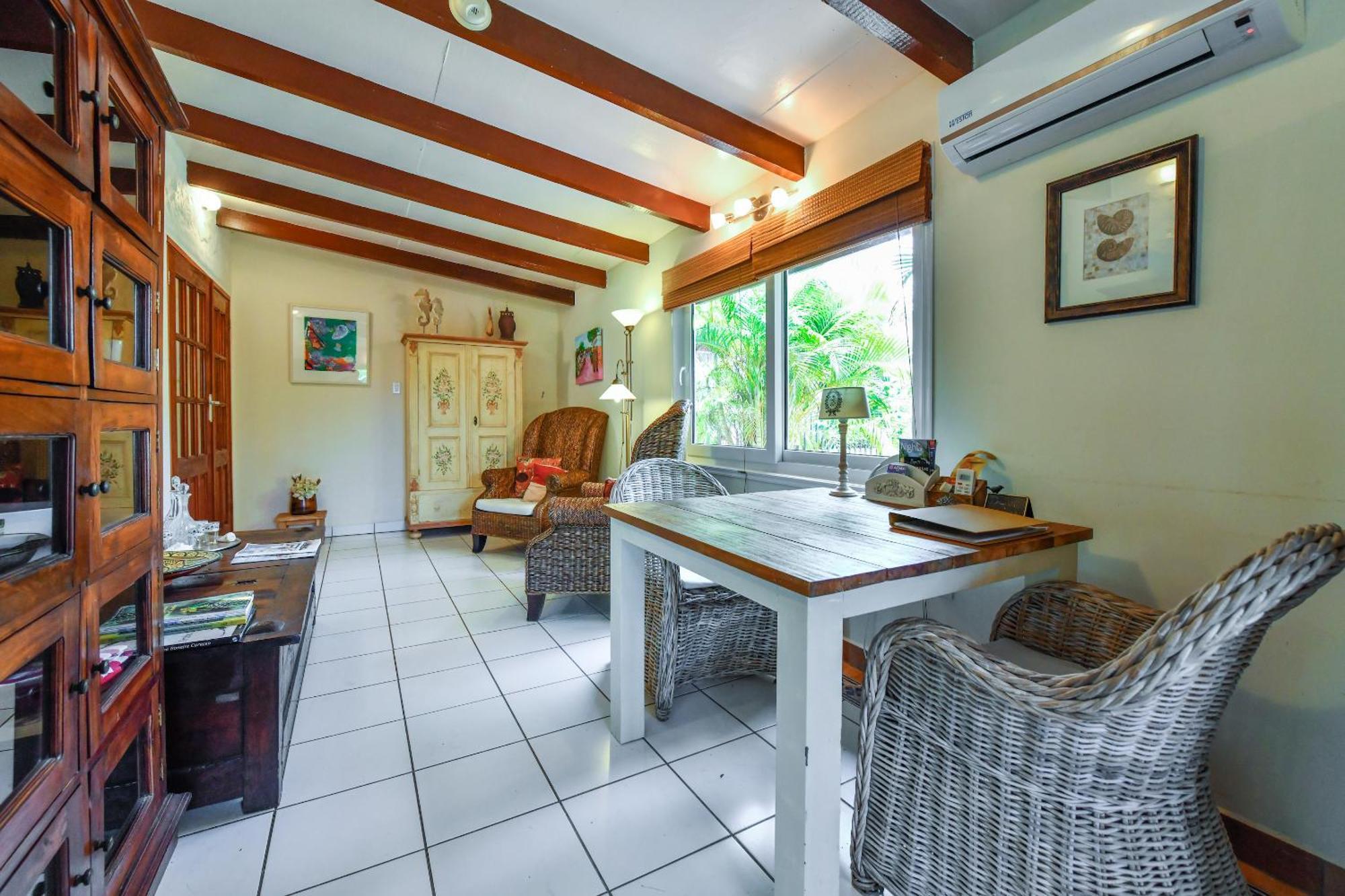 Brisas Studio Apartments (Adults Only) Παλμ Μπιτς Εξωτερικό φωτογραφία