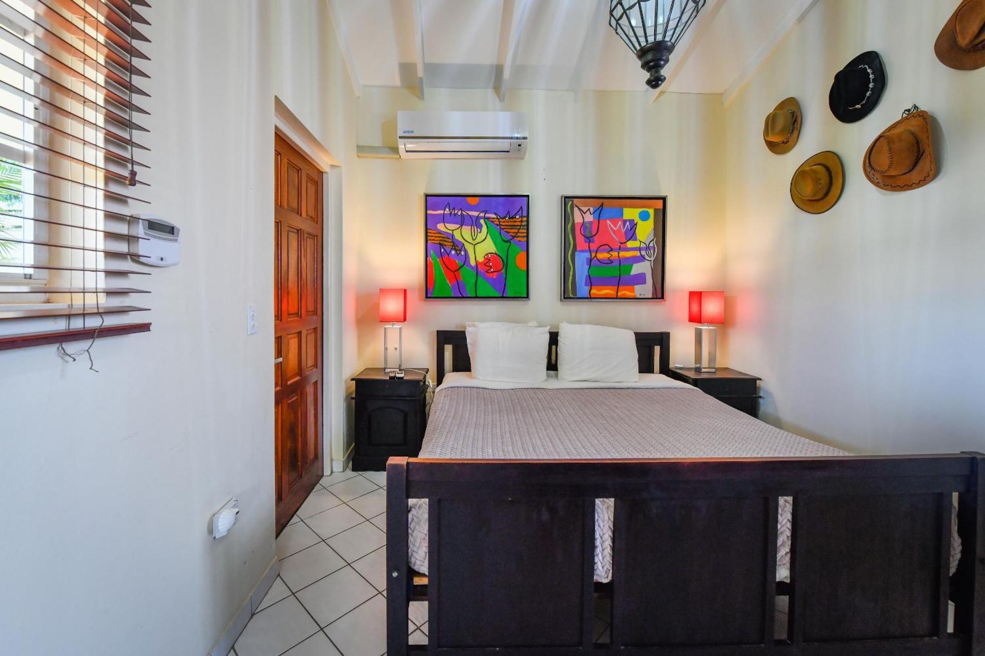 Brisas Studio Apartments (Adults Only) Παλμ Μπιτς Εξωτερικό φωτογραφία