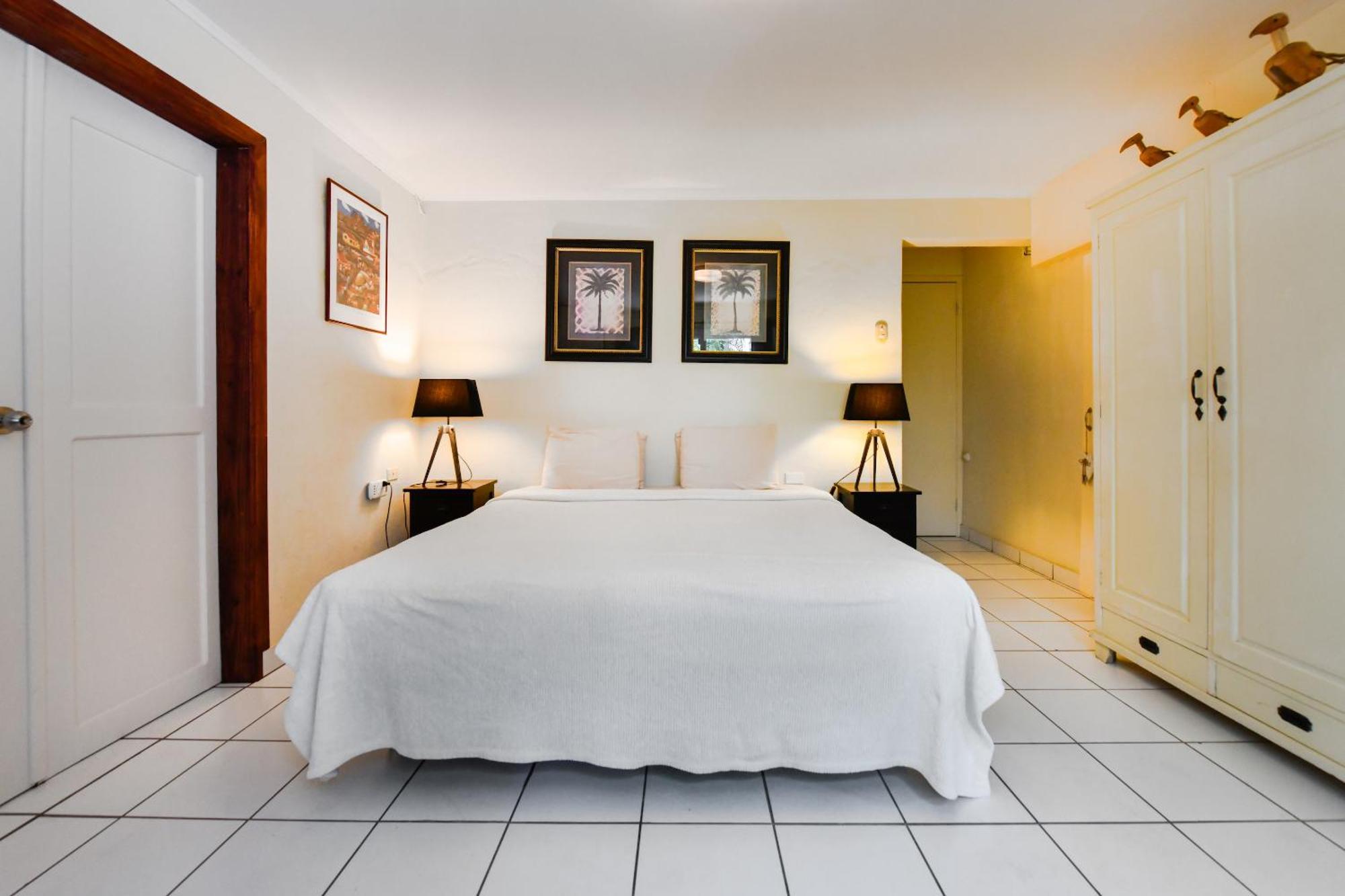 Brisas Studio Apartments (Adults Only) Παλμ Μπιτς Εξωτερικό φωτογραφία