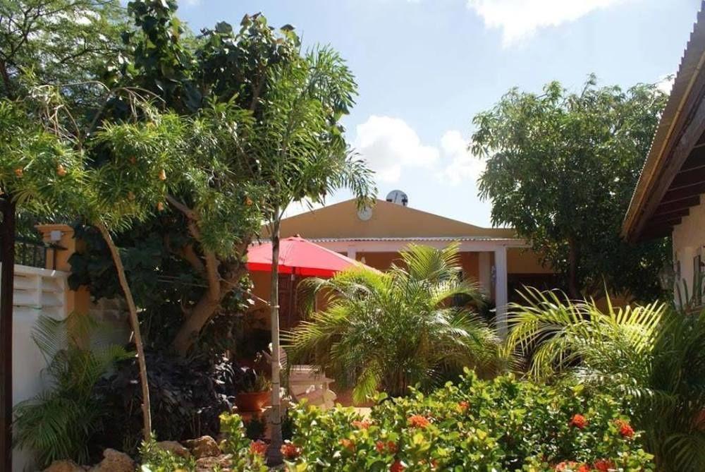 Brisas Studio Apartments (Adults Only) Παλμ Μπιτς Εξωτερικό φωτογραφία