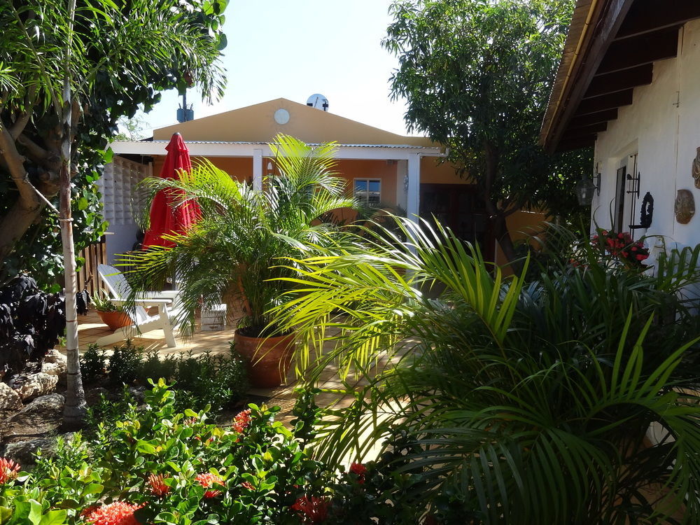 Brisas Studio Apartments (Adults Only) Παλμ Μπιτς Εξωτερικό φωτογραφία