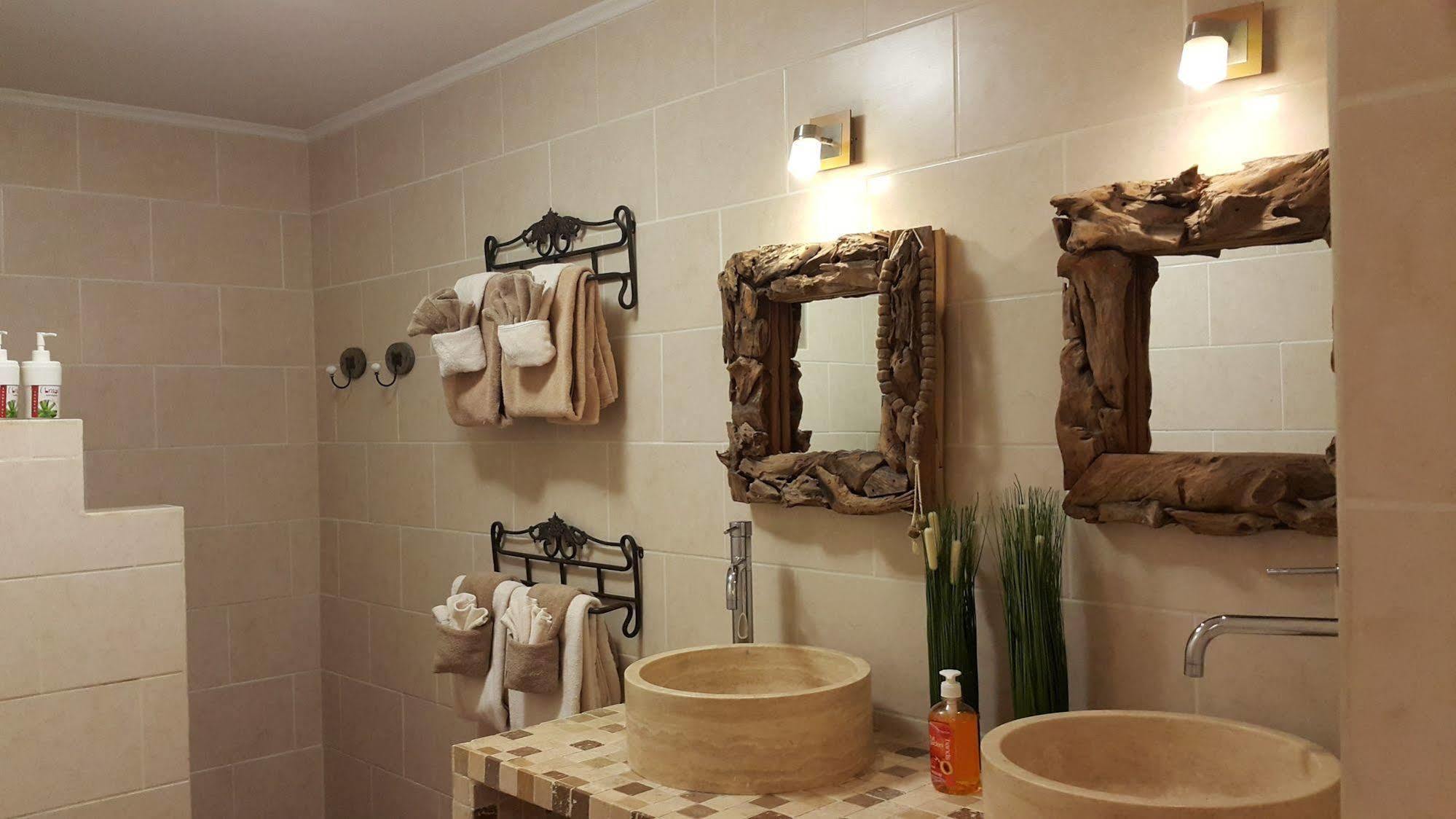 Brisas Studio Apartments (Adults Only) Παλμ Μπιτς Εξωτερικό φωτογραφία