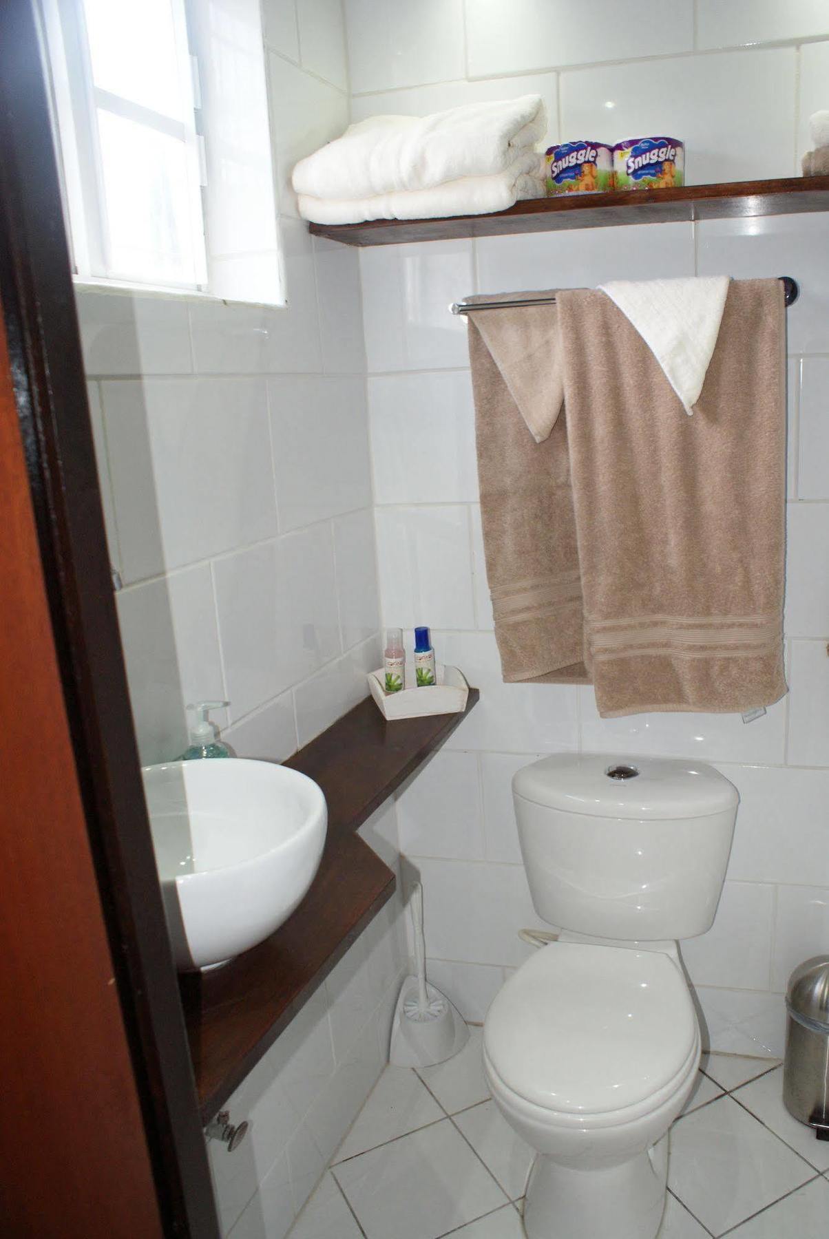Brisas Studio Apartments (Adults Only) Παλμ Μπιτς Εξωτερικό φωτογραφία