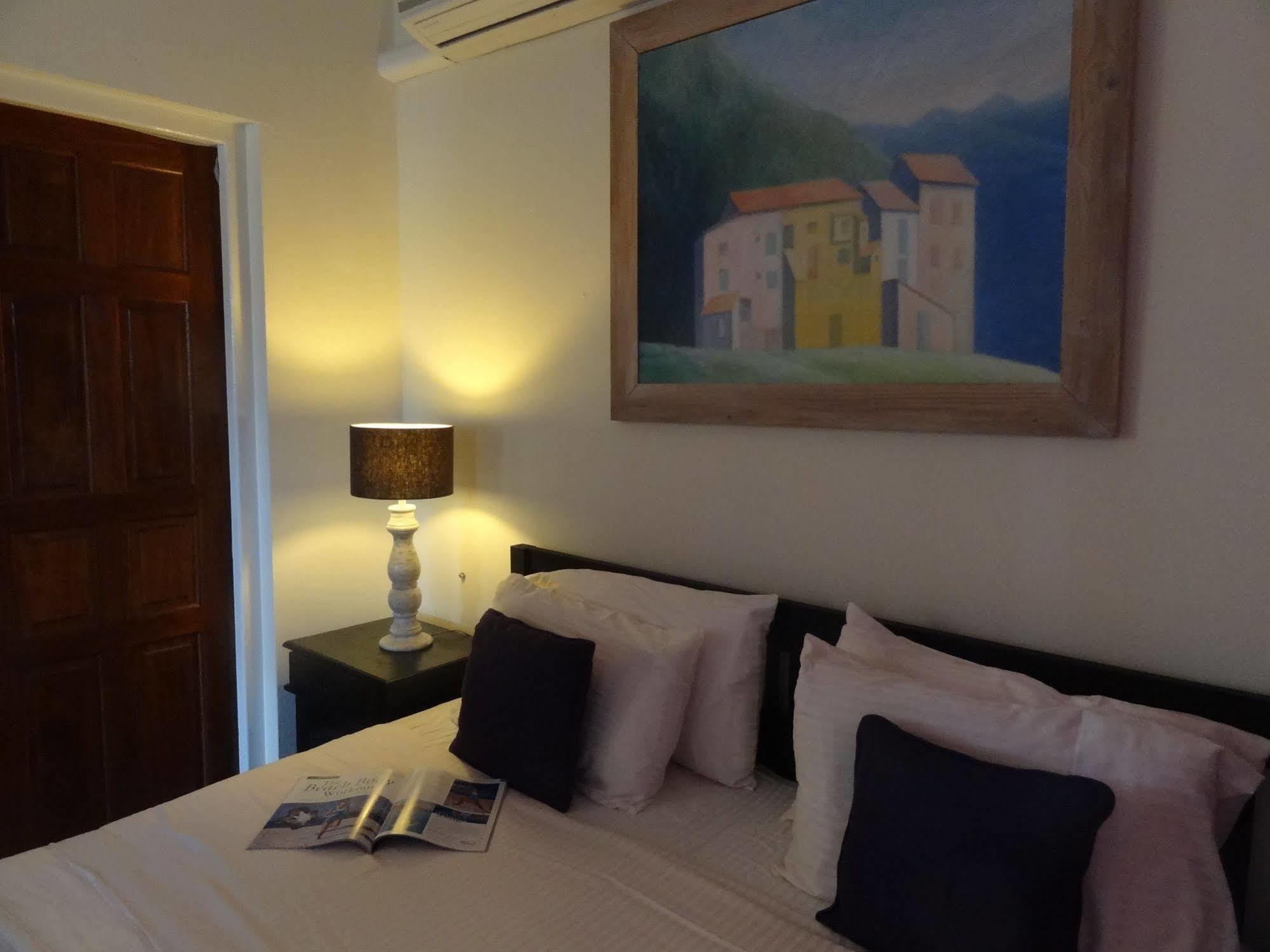 Brisas Studio Apartments (Adults Only) Παλμ Μπιτς Εξωτερικό φωτογραφία