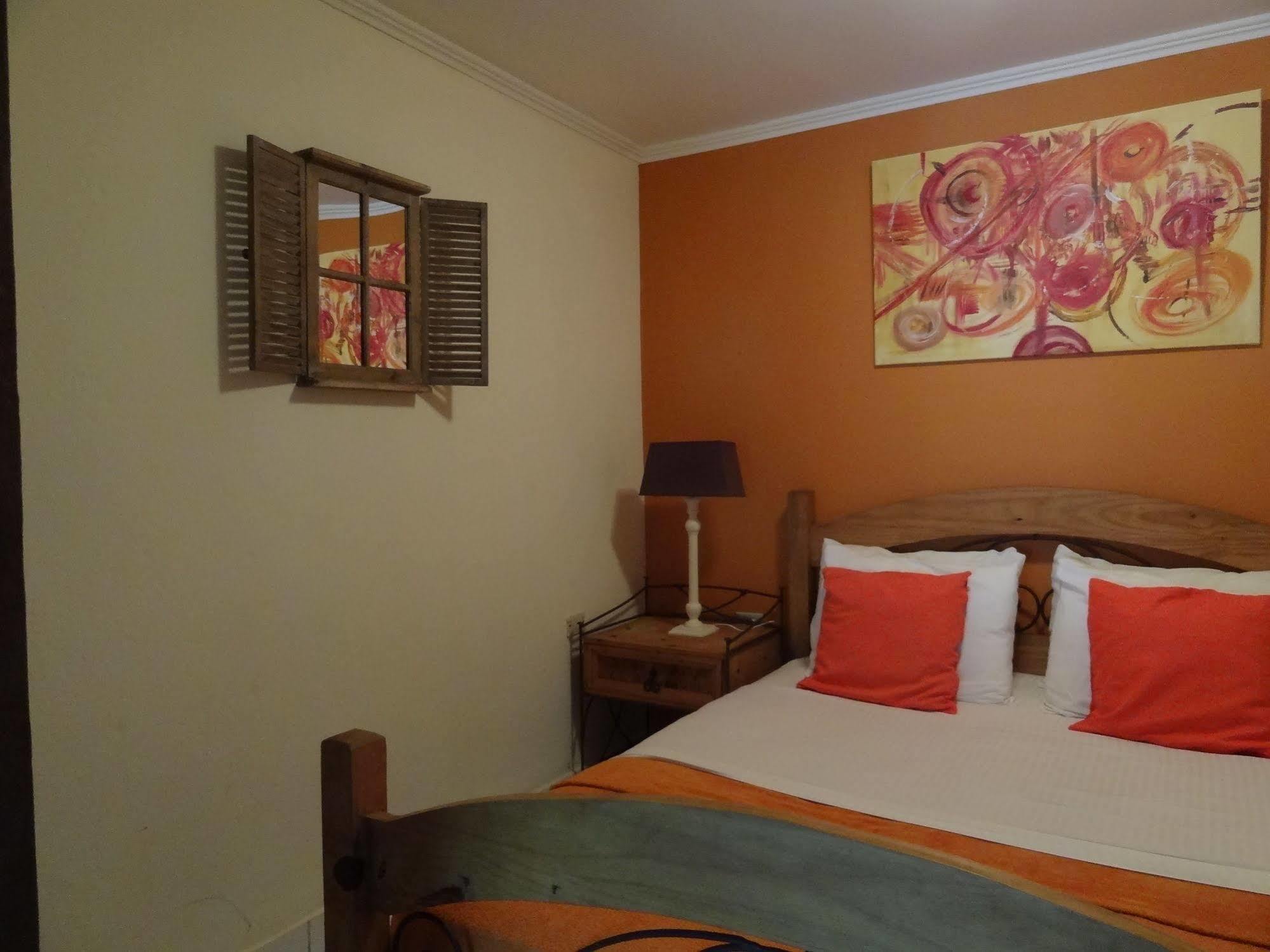 Brisas Studio Apartments (Adults Only) Παλμ Μπιτς Εξωτερικό φωτογραφία