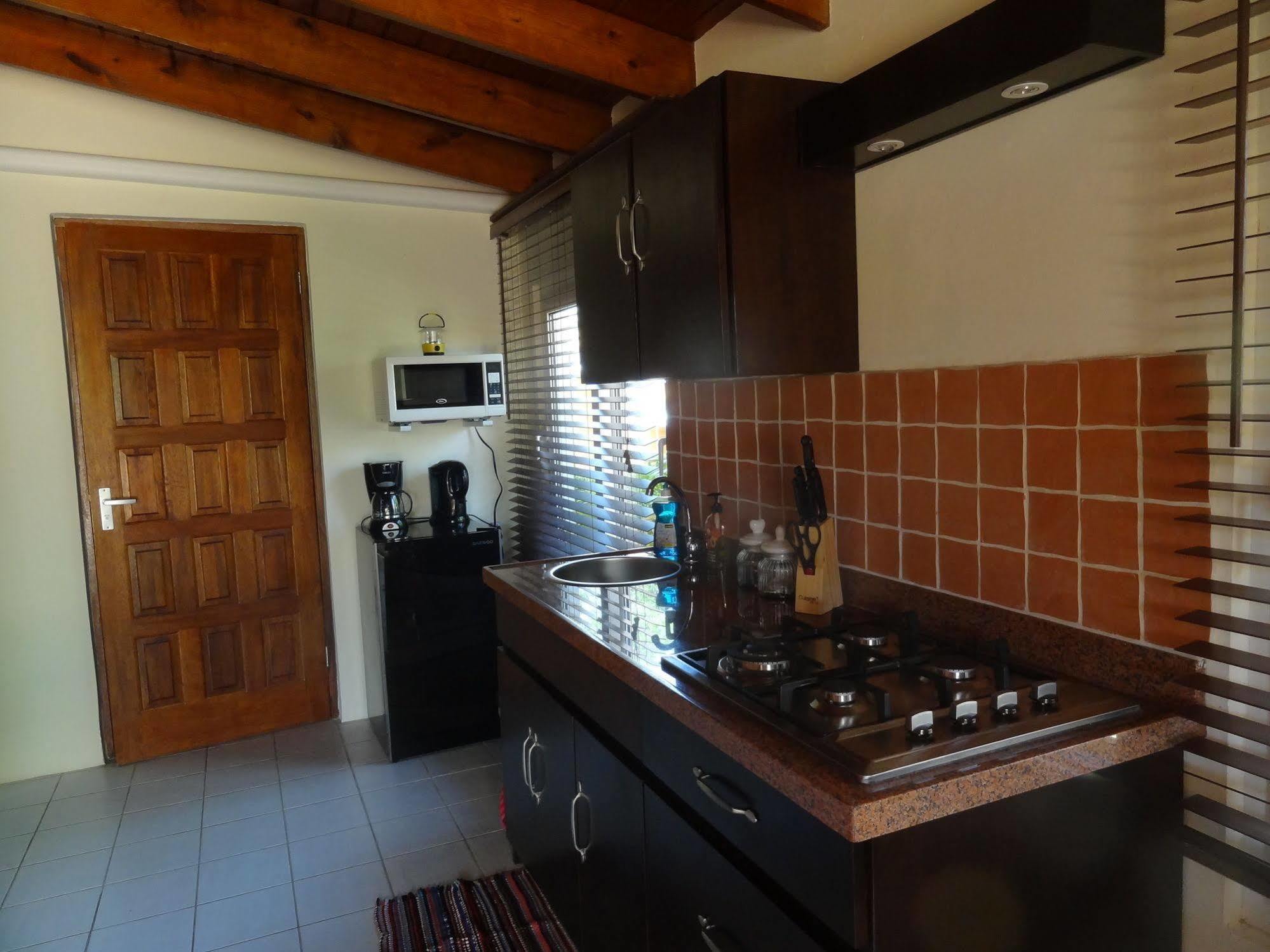 Brisas Studio Apartments (Adults Only) Παλμ Μπιτς Εξωτερικό φωτογραφία
