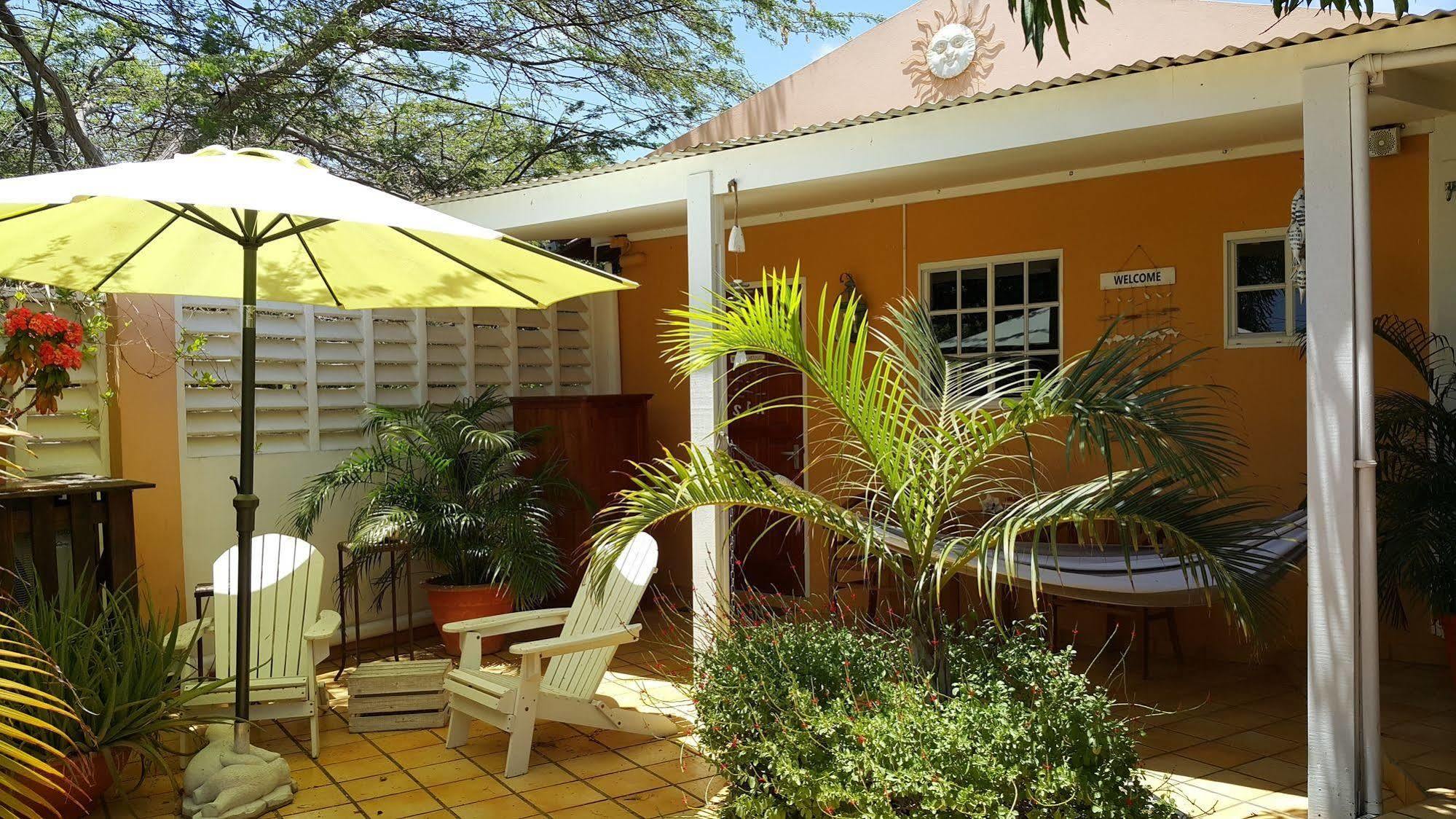 Brisas Studio Apartments (Adults Only) Παλμ Μπιτς Εξωτερικό φωτογραφία
