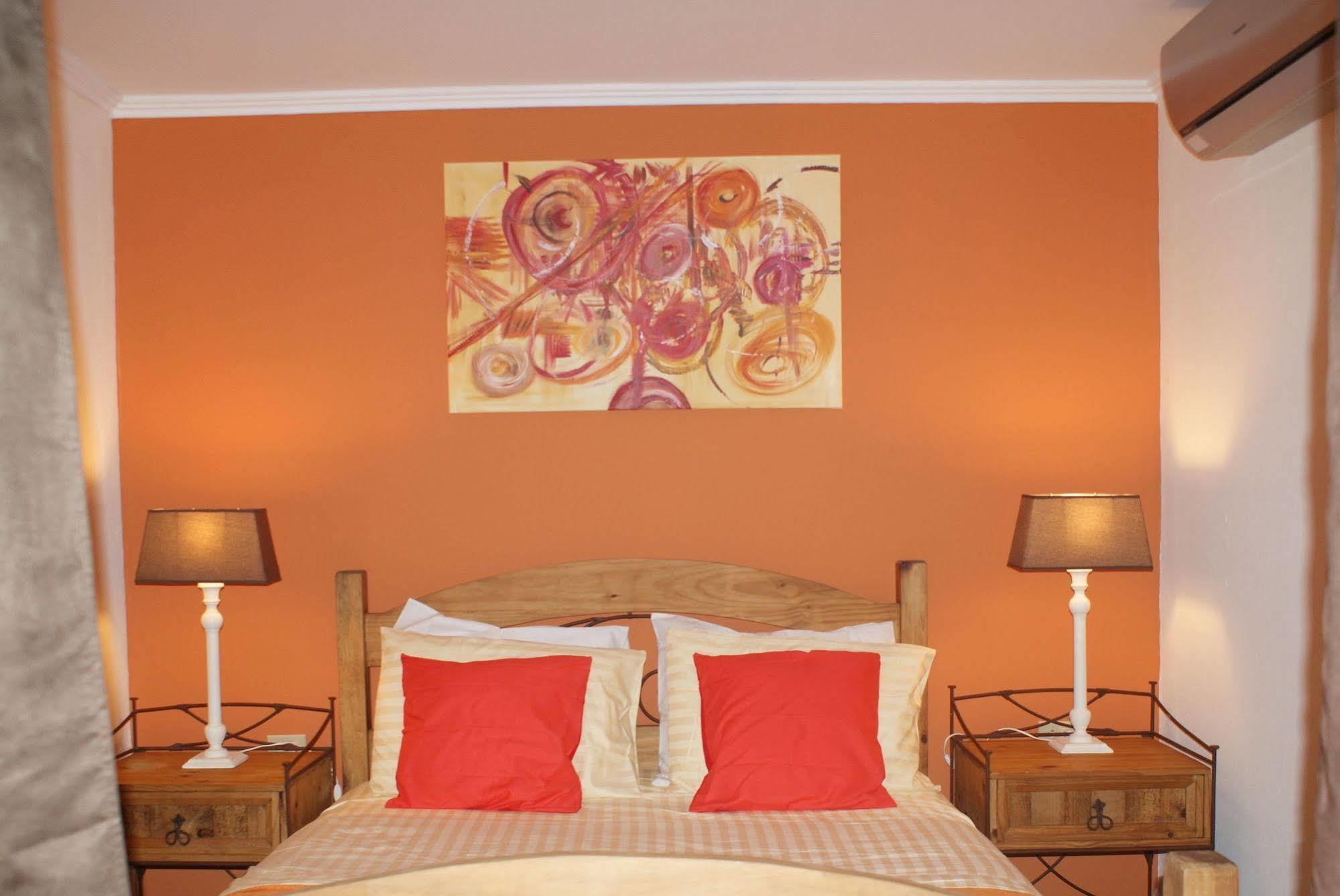 Brisas Studio Apartments (Adults Only) Παλμ Μπιτς Εξωτερικό φωτογραφία